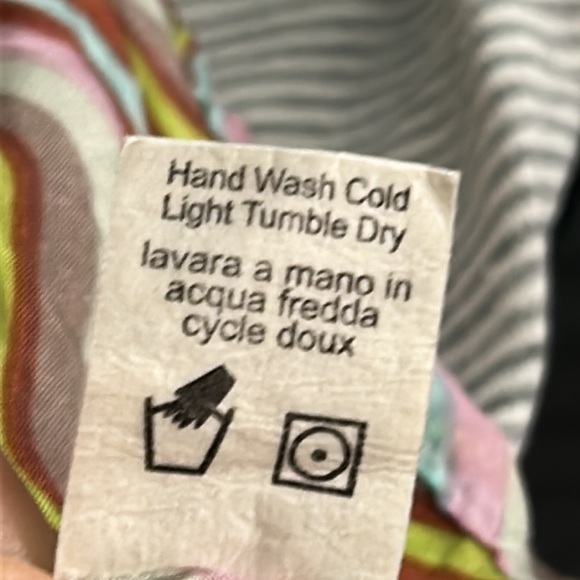 Sleeveless Blouse Patterns With Beautiful‎ Details - Picture 6 of 6